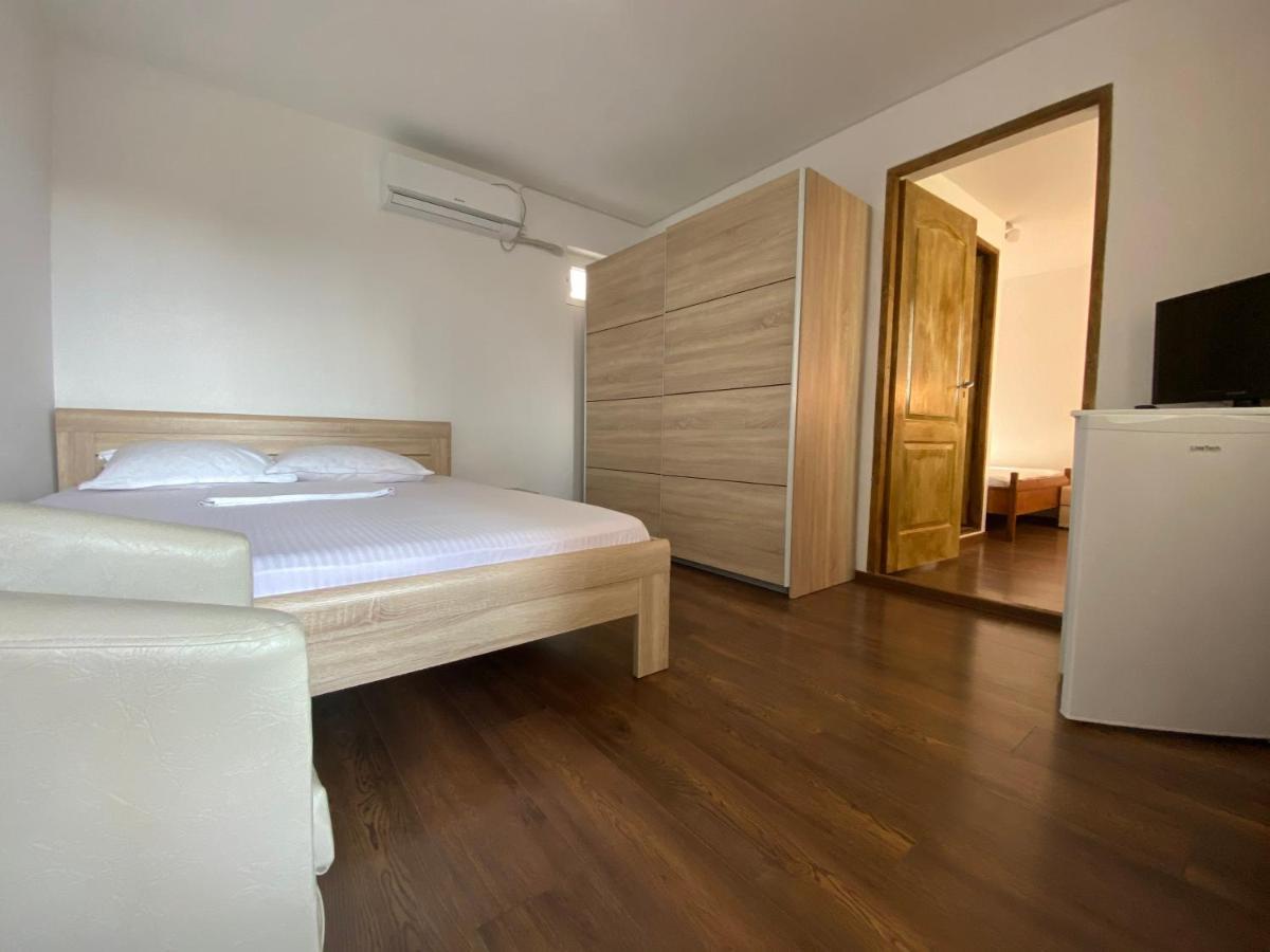Hotel Casa Ciobi Două Mai Zewnętrze zdjęcie