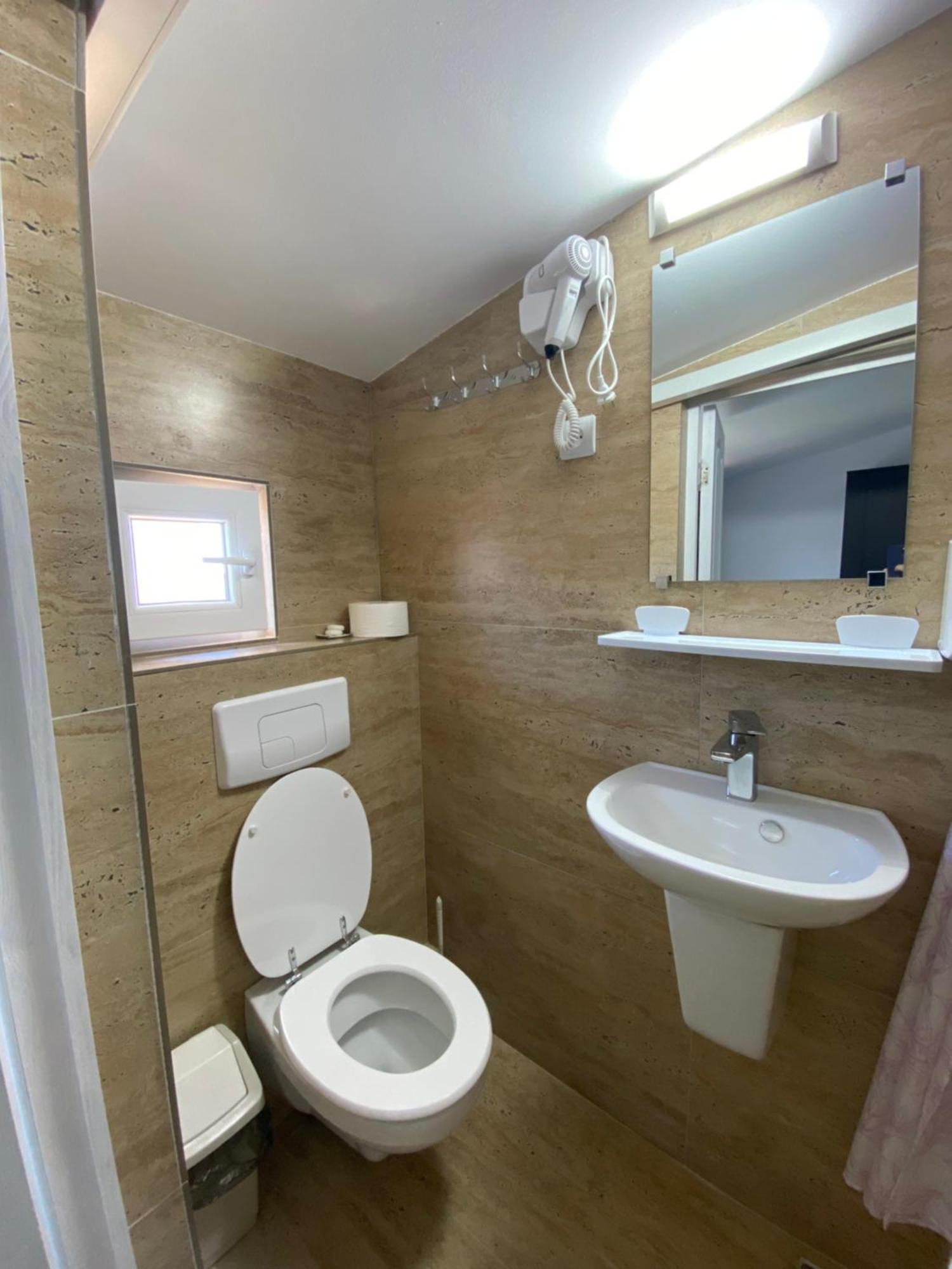 Hotel Casa Ciobi Două Mai Zewnętrze zdjęcie